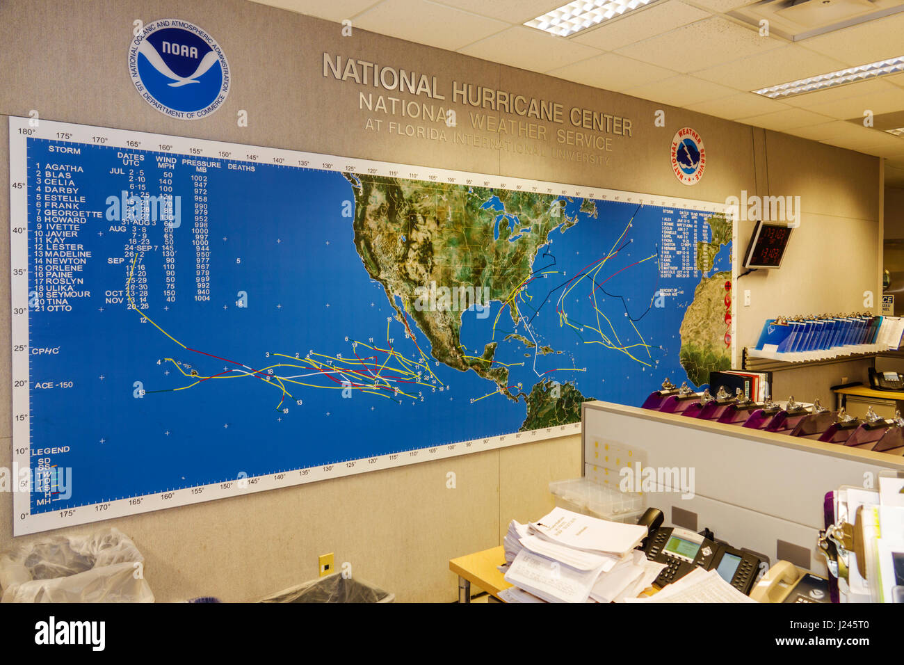 Miami Florida, National Orkanic Center, NHC, NOAA, nationaler Wetterdienst, offenes Haus, innen, Karte, Pazifik, Atlantik, benannte Stürme, Verfolgung, FL1703 Stockfoto