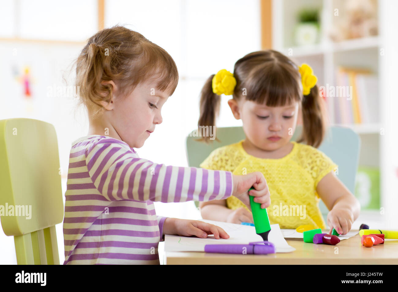 Zwei schöne Kinder Mädchen zeichnen sich im Kindergarten oder Vorschule. Stockfoto