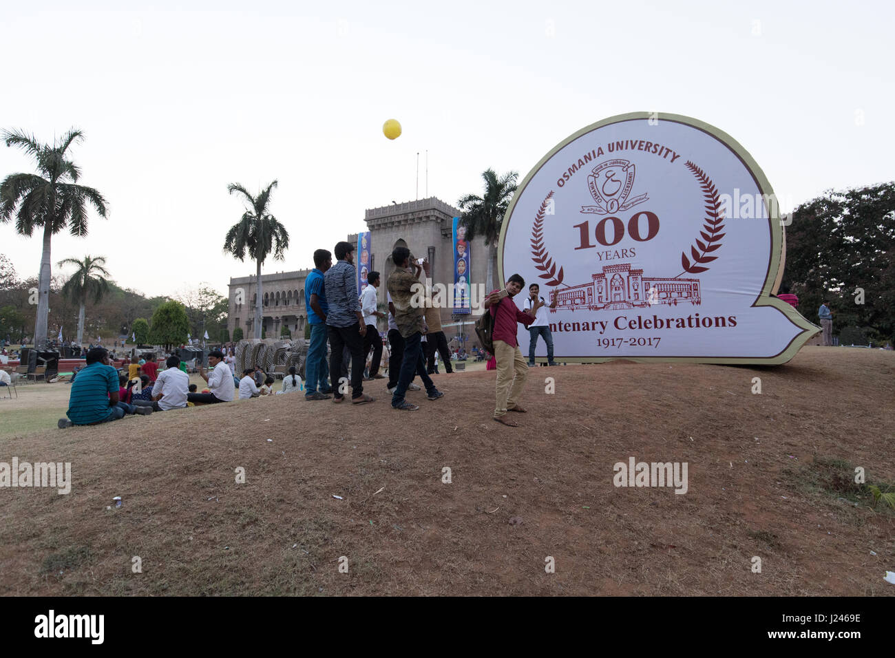 Schüler und Besucher nehmen an selfies osmania Arts College zwei Tage vor dem Start der Osmania Universität Hundertjahrfeier in Hyderabad, Indien. Stockfoto