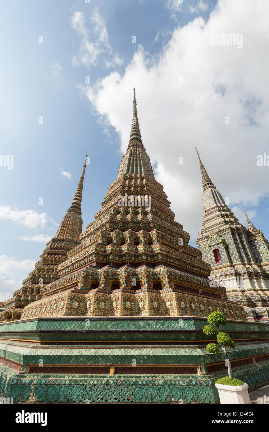 Einige verzierte Chedis in der Tempelanlage Wat Pho (Po) in Bangkok, Thailand, von vorne gesehen. Stockfoto