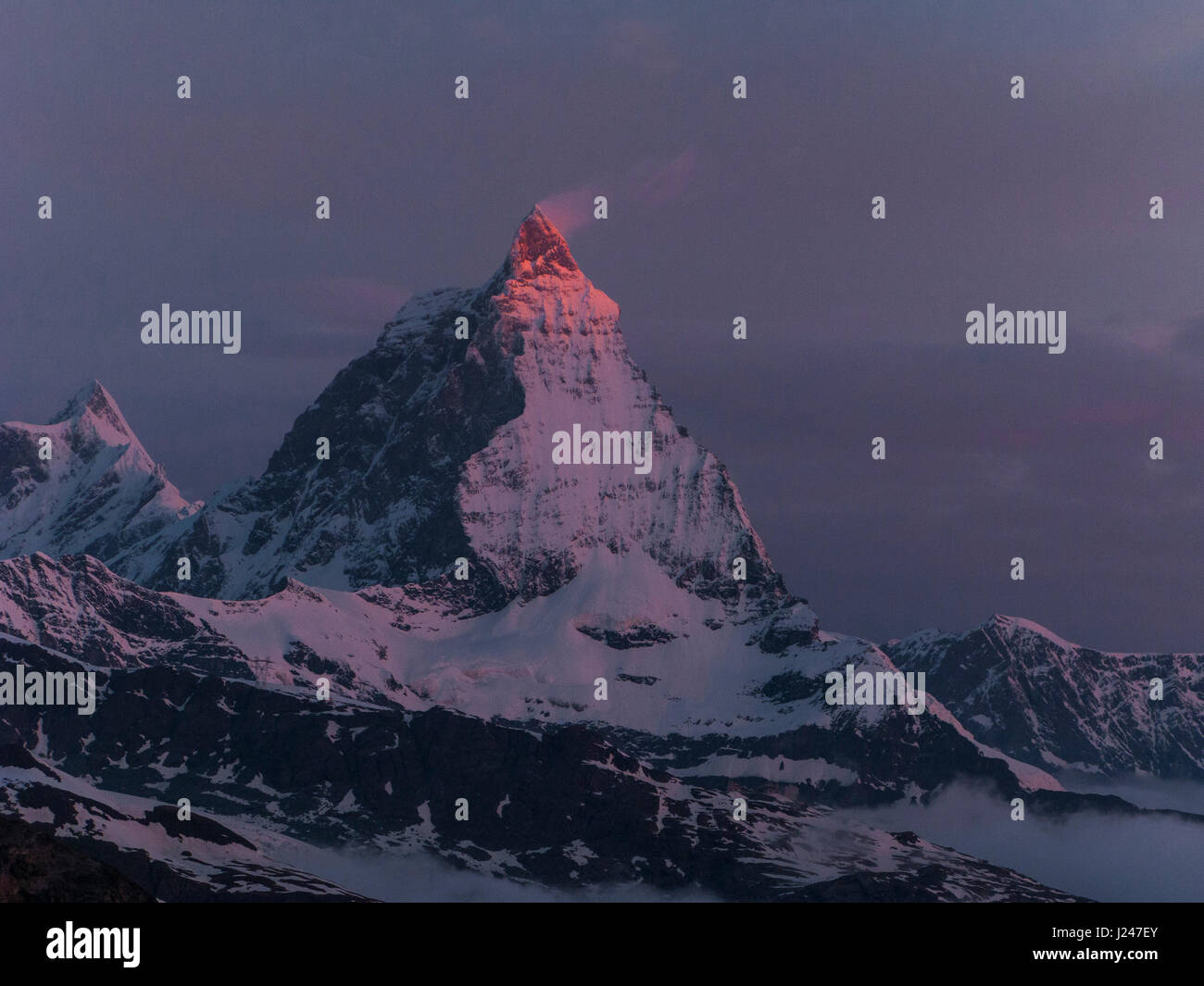 Cervino in alpiner Landschaft bei Sonnenaufgang Stockfoto
