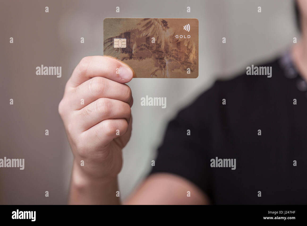 Der Mann hält eine Kunststoff Zahlungskarte in der hand Stockfoto