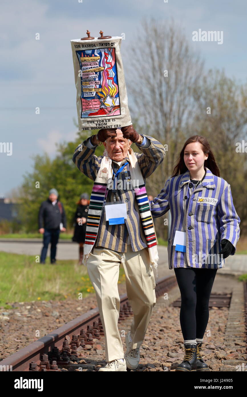 Auschwitz-Birkenau, Polen. 24. April 2017. Die internationalen Marsch der lebenden 2017, Holocaust-Gedenktag, Auschwitz Birkenau, Polen Kredit: Rageziv/Alamy Live-Nachrichten Stockfoto