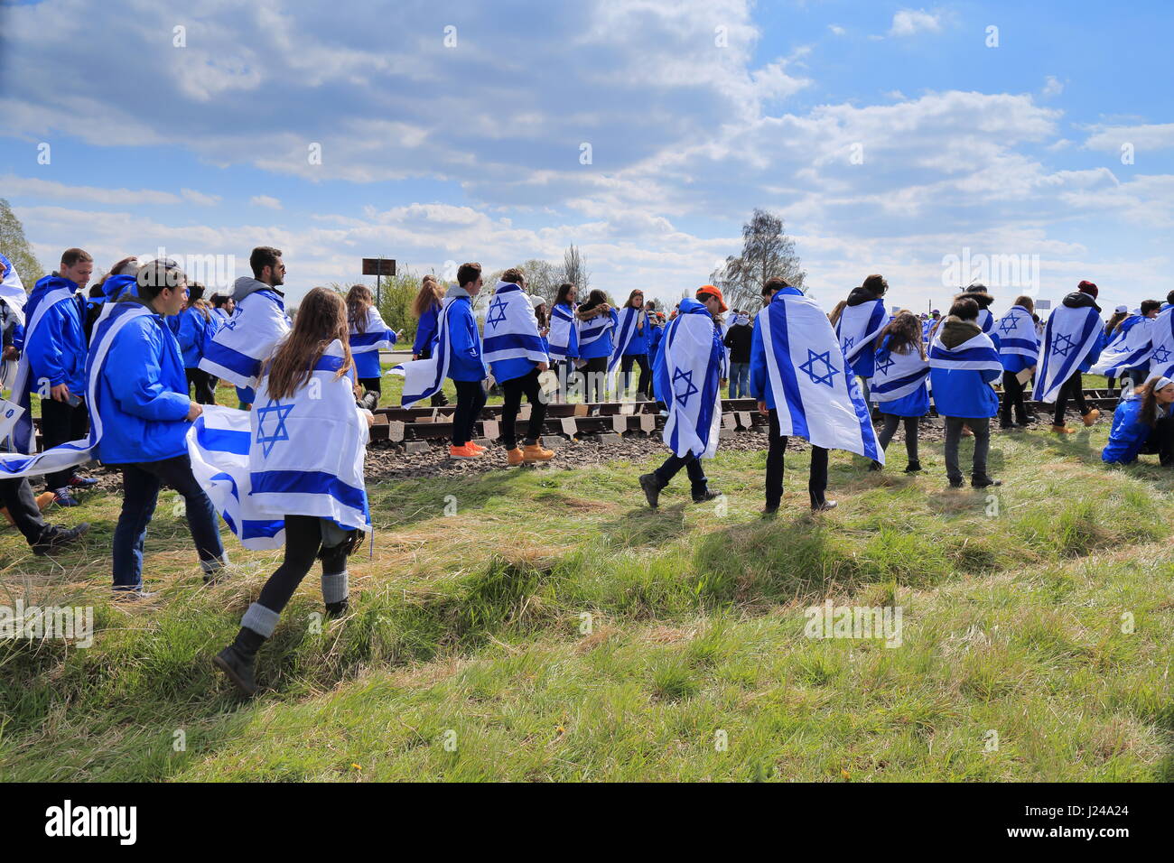 Auschwitz-Birkenau, Polen. 24. April 2017. Am Holocaust-Gedenktag (Yom HaShoah), März Tausende von Teilnehmern im Hintergrund von Auschwitz nach Birkenau, das größte nationalsozialistische Konzentrationslager komplexe während des zweiten Weltkrieges gebaut. Der Marsch der lebenden (Hebräisch: מצעד החיים) ist eine jährliche Bildungsprogramm, bringt Personen aus aller Welt nach Polen und Israel um die Geschichte des Holocaust zu studieren und zu prüfen, die Wurzeln der Vorurteile, Intoleranz und Hass. Bildnachweis: Rageziv/Alamy Live-Nachrichten Stockfoto