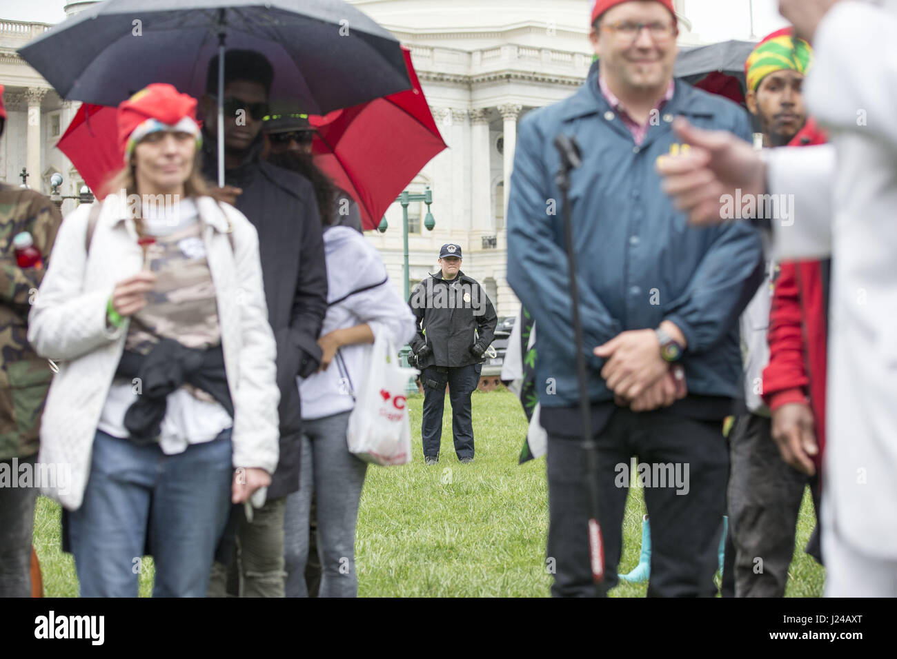 Washington, District Of Columbia, USA. 24. April 2017. US Capitol Police vorzubereiten, Marihuana-Aktivisten zu verhaften, da sie Gelände des Kapitols in Washington, DC am 24. April 2017 Rauchen. Bildnachweis: Alex Edelman/ZUMA Draht/Alamy Live-Nachrichten Stockfoto