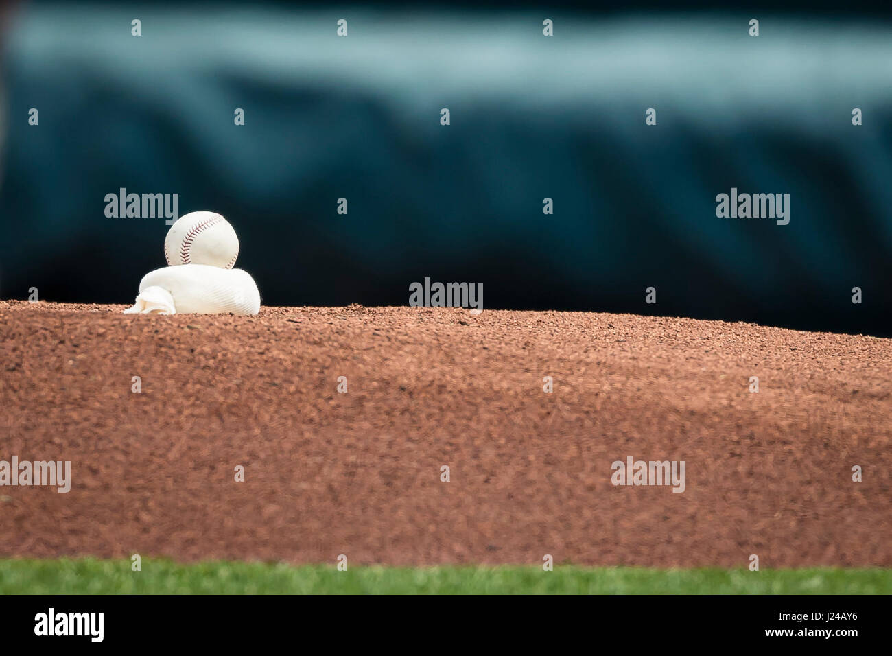 Baltimore, Maryland, USA. 23. April 2017. Ein Blick auf den Ball auf den Pitcher Hügel vor dem MLB-Spiel zwischen den Boston Red Sox und Baltimore Orioles an Oriole Park at Camden Yards in Baltimore, Maryland. Scott Taetsch/CSM/Alamy Live-Nachrichten Stockfoto