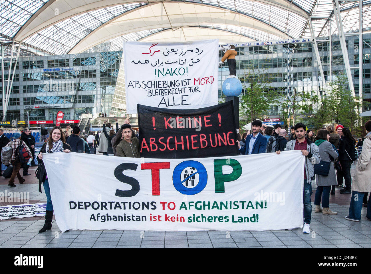 24. April 2017 - startete MÃ¼Nchen-Flughafen, Bayern, Deutschland - der fünfte Deportation Flug ca. 100 afghanischer Flüchtlinge vom Flughafen München inmitten einem Protest in das Terminal von ca. 105 Demonstranten. Im Jahr 2016, erklärte der deutschen innen Ministerium für Afghanistan "ein sicheres Herkunftsland '', trotz Terror-Anschlägen und Todesfälle infolge von Gewalt und Übergriffe Spick für das Jahr. Rednern gehörten Margarete Bause, ein Parlamentarier mit der grünen Partei, Matthias Wenzerl und Stephan Duennwald von Bayerischer Fluechtlingsrat (bayerischen Flüchtlingsrat). Weiteren Stockfoto