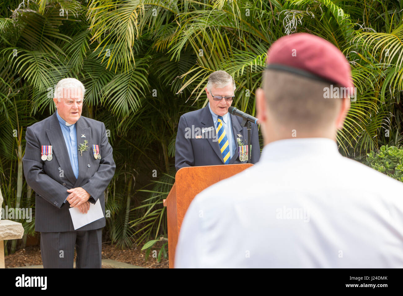 Dienstag, 25. April 2017, Sydney, Australien. Palm Beach RSL Club hält ANZAC Tag Service und März derer gedenken, die im Krieg gefallen sind. Der Tag jährt sich die australische und die New Zealand Army Corps Landung in Gallipoli im Workd Weltkrieg 102.. Bildnachweis: Martin Beere/Alamy Live News Stockfoto