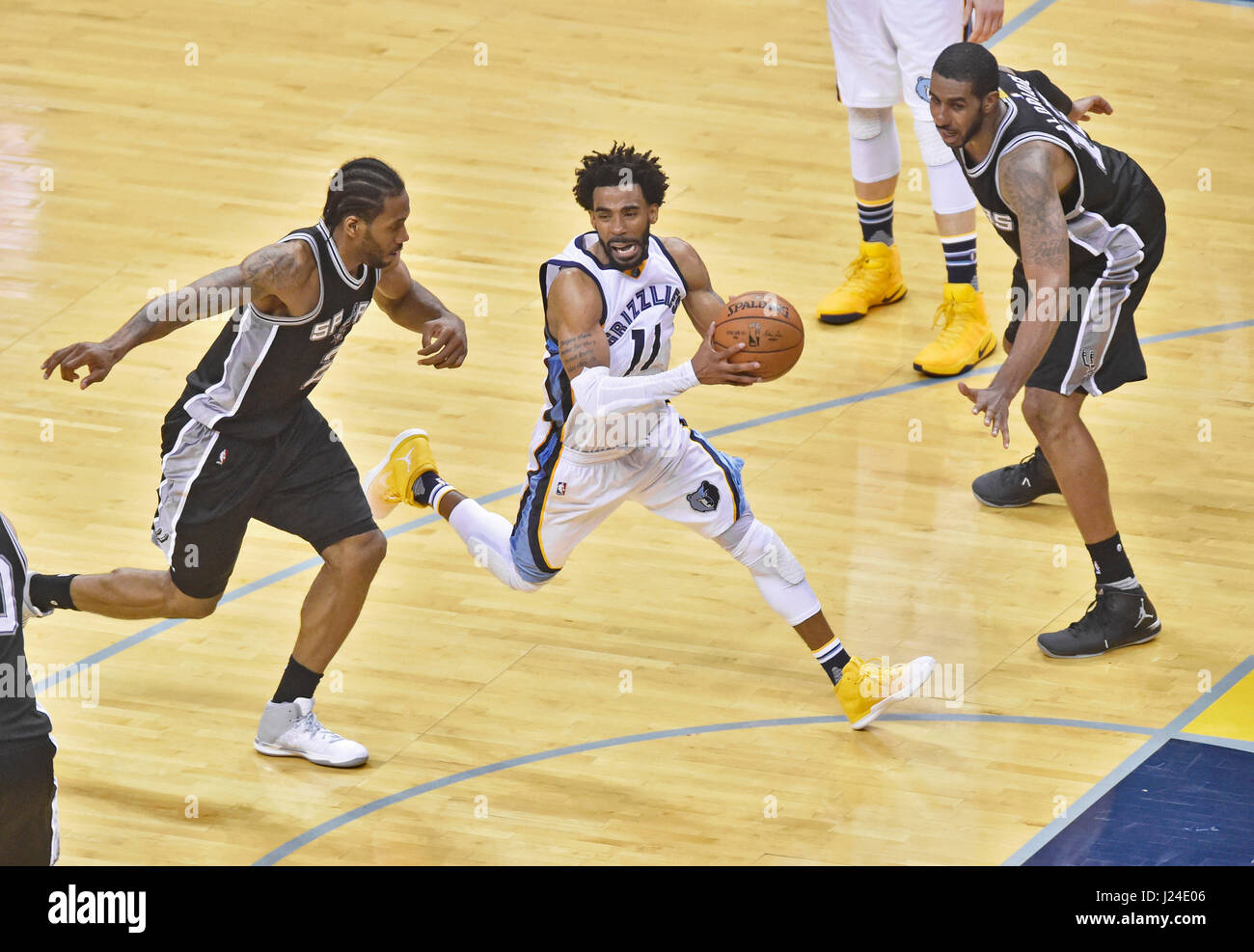 22. April 2017: Memphis Grizzlies guard Mike Conley (Mitte) Laufwerke in Richtung Korb zwischen zwei Verteidigern der San Antonio Spurs im vierten Quartal von Spiel 4 von einem NBA-Playoff-Spiel bei FedEx Forum in Memphis, TN-Memphis gewann in der Overtime 110-108. Austin McAfee/CSM Stockfoto