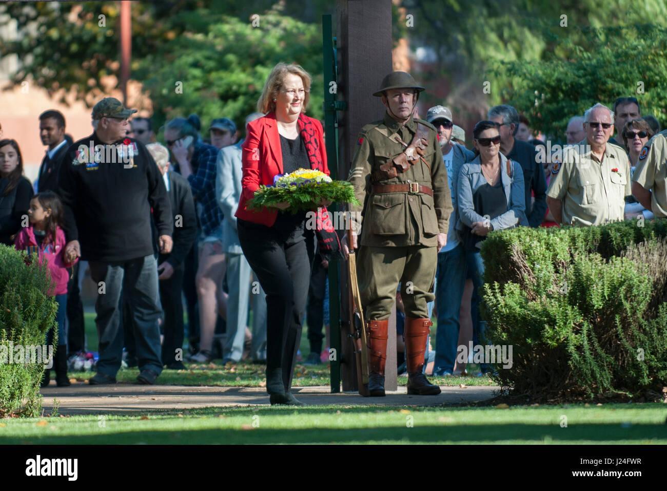 Guildford, Perth, Western Australia, Australien. 25. April 2017. Westlichen australischen Bundesstaat Politiker Michelle Roberts MLA, tragen einen Blumenkranz am ANZAC Day Service in Guildford, Western Australia.    Sheldon Levis/Alamy Live-Nachrichten Stockfoto