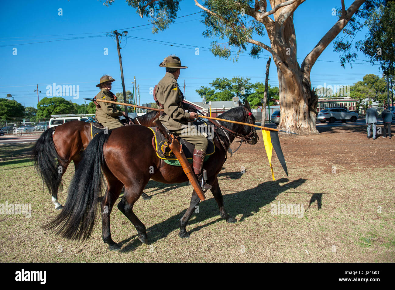 Guildford, Perth, Western Australia, Australien. 25. April 2017. Zwei Ridersr in der australischen Armee einheitliche Reitpferde in der Livree des berühmten 10. Licht Pferd Regiment während ANZAC Day Service in Guildford, Western Australia vollausgestattenen WW1 gekleidet. Sheldon Levis/Alamy Live-Nachrichten Stockfoto