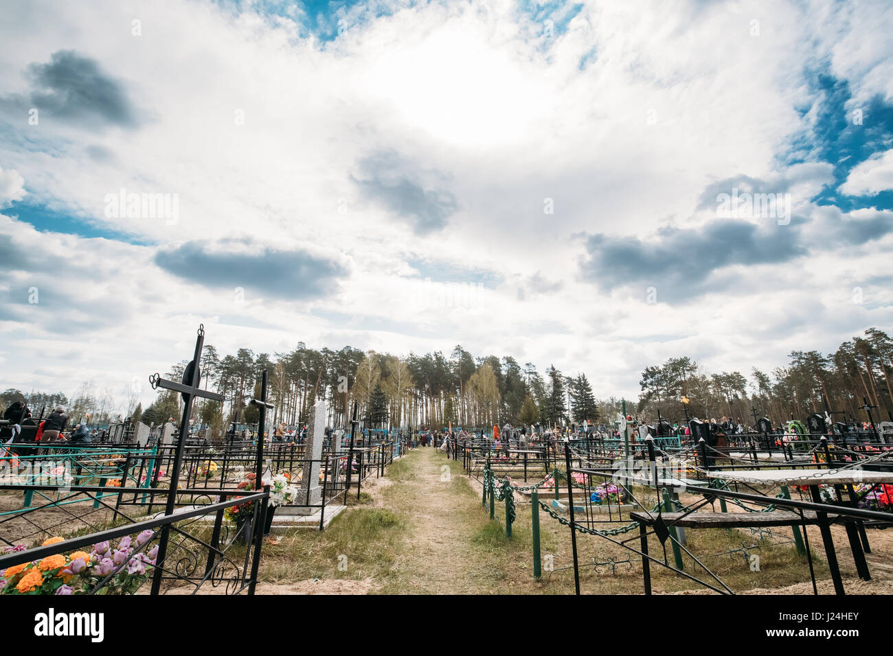 Dobrush, Weißrussland. 25. April 2017. Orthodoxe Menschen besuchen den Friedhof und die Toten auf Radunitsa. Radonitsa ("Tag der Freude"), auch buchstabiert Radunitsa, Radonica oder Radunica in der russisch orthodoxen Kirche ist eine Erinnerung an den Verstorbenen auf den zweiten Dienstag Pascha (Ostern) oder an einigen Stellen (in Süd-Russland), am zweiten Montag des Pascha zu beobachten. Bildnachweis: Ryhor Bruyeu/Alamy Live-Nachrichten Stockfoto