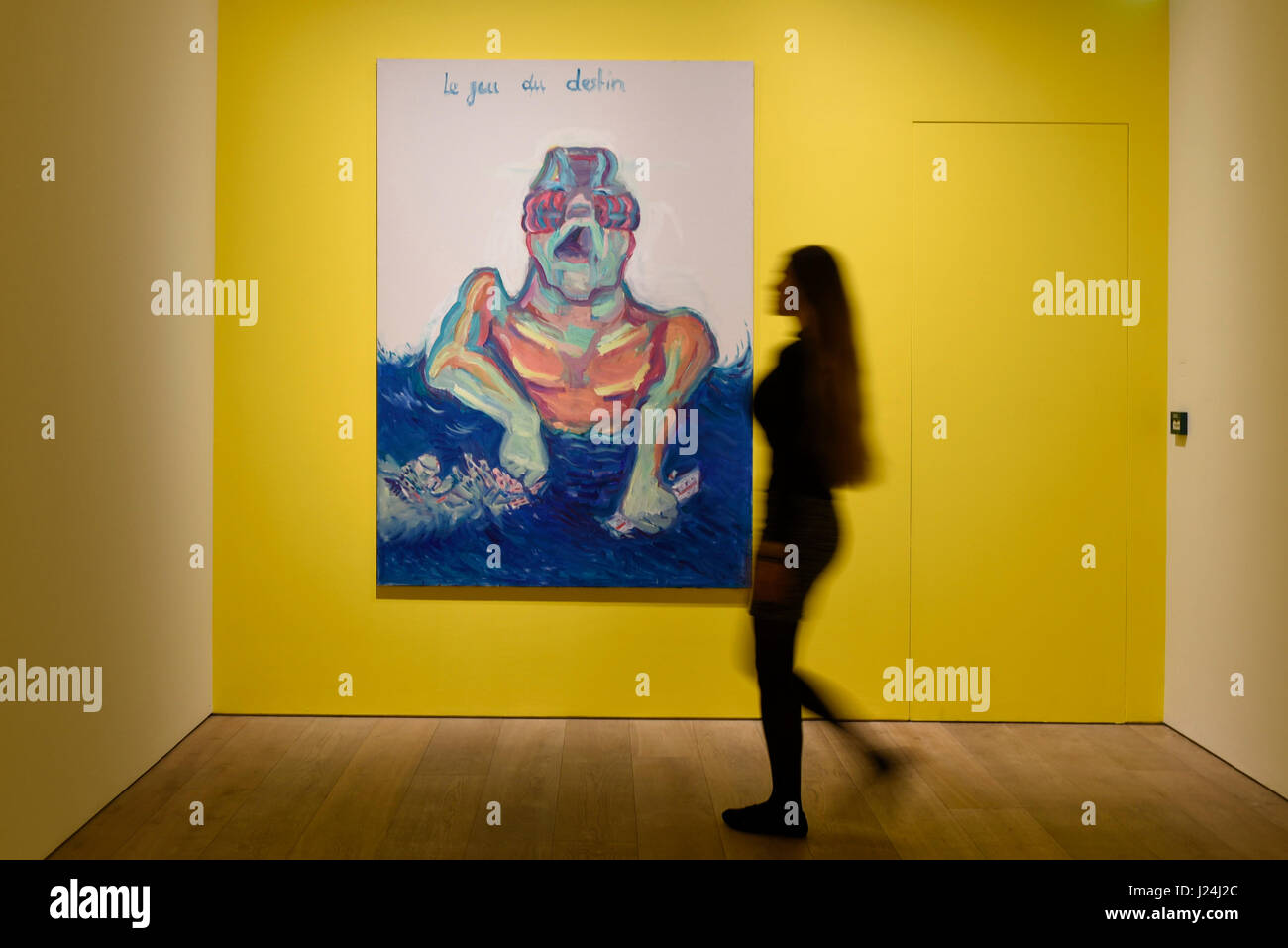 London, UK. 25. April 2017. Ein Mitarbeiter zeigt "Le Jeu Du Destin (The Game of Destiny)", 1999, von Maria Lassnig. Starten eines neuen Programms der Ausstellung bei Sotheby S | 2 Galerie, wo die Arbeit der Künstler, der auf dem Markt unterbewertet werden kann, sondern bleiben Kunst historisch wichtigsten und einflussreichsten, vorgestellt. 27 April bis 2. Juni werden die Werke von österreichischen Künstlern Renate Bertlmann und Maria Lassnig. Bildnachweis: Stephen Chung/Alamy Live-Nachrichten Stockfoto