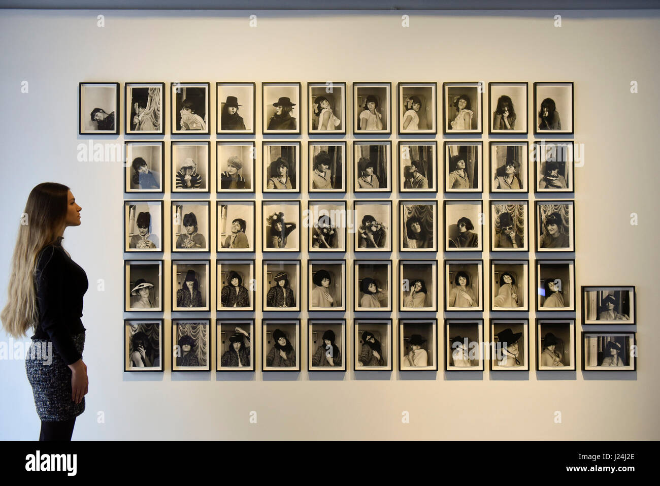 London, UK. 25. April 2017. Ein Mitarbeiter Mitglied Ansichten "Ohne Titel (Roswitha Avalon), (Untitled (Roswitha Avalon)", 1971, von Maria Lassnig. Starten eines neuen Programms der Ausstellung bei Sotheby S | 2 Galerie, wo die Arbeit der Künstler, der auf dem Markt unterbewertet werden kann, sondern bleiben Kunst historisch wichtigsten und einflussreichsten, vorgestellt. 27 April bis 2. Juni werden die Werke von österreichischen Künstlern Renate Bertlmann und Maria Lassnig. Bildnachweis: Stephen Chung/Alamy Live-Nachrichten Stockfoto