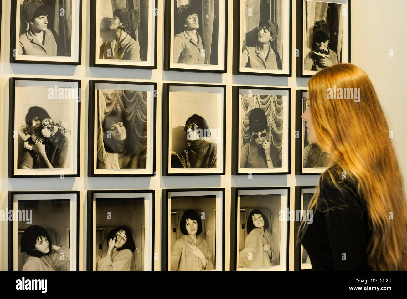 London, UK. 25. April 2017. Ein Mitarbeiter Mitglied Ansichten "Ohne Titel (Roswitha Avalon), (Untitled (Roswitha Avalon)", 1971, von Maria Lassnig. Starten eines neuen Programms der Ausstellung bei Sotheby S | 2 Galerie, wo die Arbeit der Künstler, der auf dem Markt unterbewertet werden kann, sondern bleiben Kunst historisch wichtigsten und einflussreichsten, vorgestellt. 27 April bis 2. Juni werden die Werke von österreichischen Künstlern Renate Bertlmann und Maria Lassnig. Bildnachweis: Stephen Chung/Alamy Live-Nachrichten Stockfoto