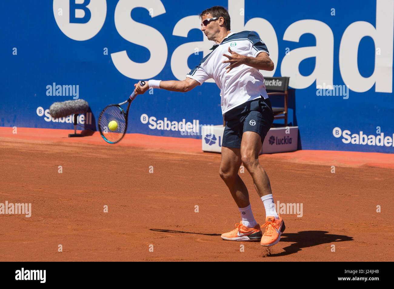 Barcelona, Spanien. 25. April 2017. Spanischer Tennisspieler Tommy Robredo in einer ersten Runde Spiel gegen Yuichi Sugita bei "Barcelona Open Banc Sabadell - Trofeo Conde de Godó". Bildnachweis: David Grau/Alamy Live-Nachrichten. Stockfoto