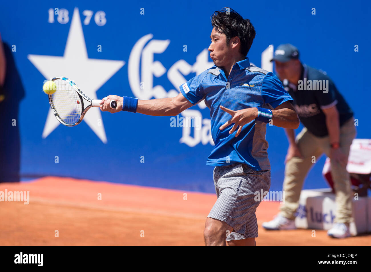 Barcelona, Spanien. 25. April 2017. Yuichi Sugita in einer ersten Runde Spiel gegen Tommy Robredo in "Barcelona Open Banc Sabadell - Trofeo Conde de Godó". Bildnachweis: David Grau/Alamy Live-Nachrichten. Stockfoto