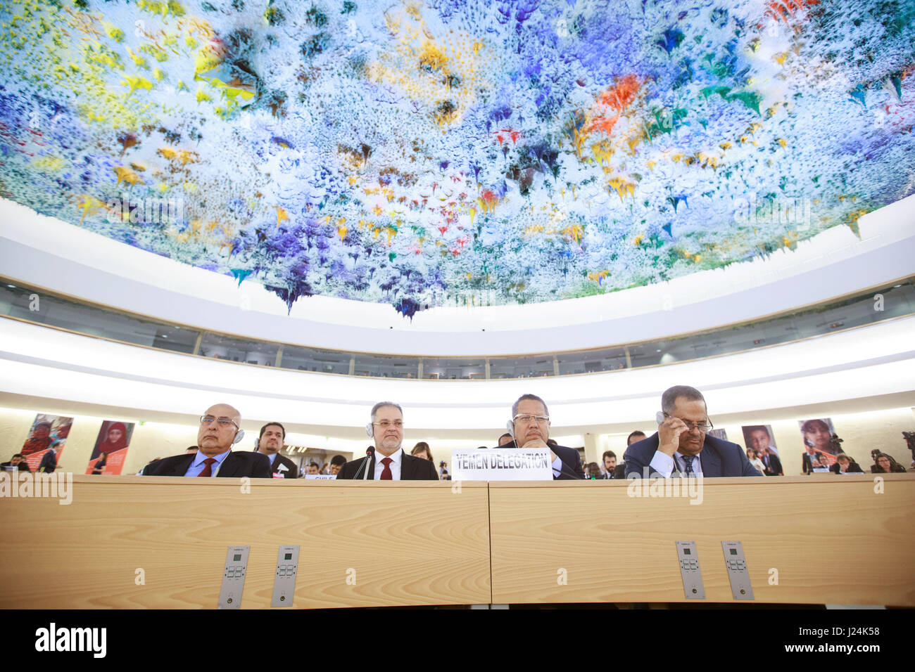 Genf, Schweiz. 25. April 2017. Jemen Delegationsmitglieder Veranstaltung eine hochrangige Verpfändung für die humanitäre Krise im Jemen in Genf, 25. April 2017. Vereinten Nationen Generalsekretär Antonio Guterres sagte am Dienstag, dass ein dauerhaftes Ende des Konflikts und das Leid das jemenitische Volk nur eine Einstellung der Feindseligkeiten und eine politische Lösung herbeiführen kann. Bildnachweis: Xu Jinquan/Xinhua/Alamy Live-Nachrichten Stockfoto