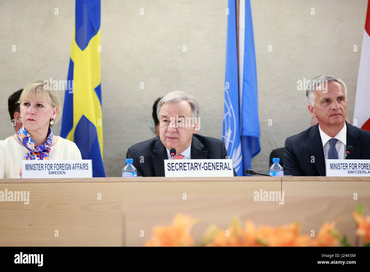 Genf, Schweiz. 25. April 2017. The UN Secretary-General Antonio Guterres (C) befasst sich mit eine hochrangige Verpfändung Veranstaltung für die humanitäre Krise im Jemen in Genf, 25. April 2017. Vereinten Nationen Generalsekretär Antonio Guterres sagte am Dienstag, dass ein dauerhaftes Ende des Konflikts und das Leid das jemenitische Volk nur eine Einstellung der Feindseligkeiten und eine politische Lösung herbeiführen kann. Bildnachweis: Xu Jinquan/Xinhua/Alamy Live-Nachrichten Stockfoto