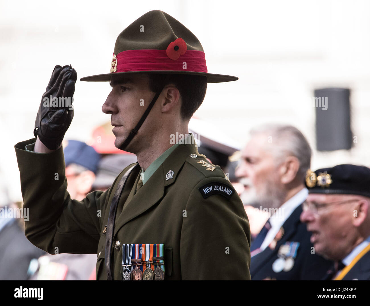 London, UK. 25. April 2017. Ein Offizier und Neuseeland begrüßt bei der jährlichen ANZAC Commemeration in Whitehall, London Credit: Ian Davidson/Alamy Live News Stockfoto