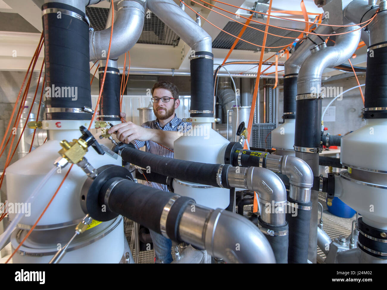 Leipzig, Deutschland. 25. April 2017. Starten einen neuen Windkanal stellt Wissenschaftler Dennis Niedermeier der Funktionsweise des Systems an das Leibniz-Institut für troposphärische Forschung in Leipzig, Deutschland, 25. April 2017 unter Beweis. Die Experten des Leibniz-Instituts wollen mit neuen Windkanal den globale Klimawandel noch näher zu erkunden. Unter anderem können die Wissenschaftler untersuchen, wie stark die Luftströme die Bildung und das Einfrieren von Wolken unter genau einstellbare Versuchsbedingungen beeinflussen. Bildnachweis: Dpa picture Alliance/Alamy Live News Stockfoto