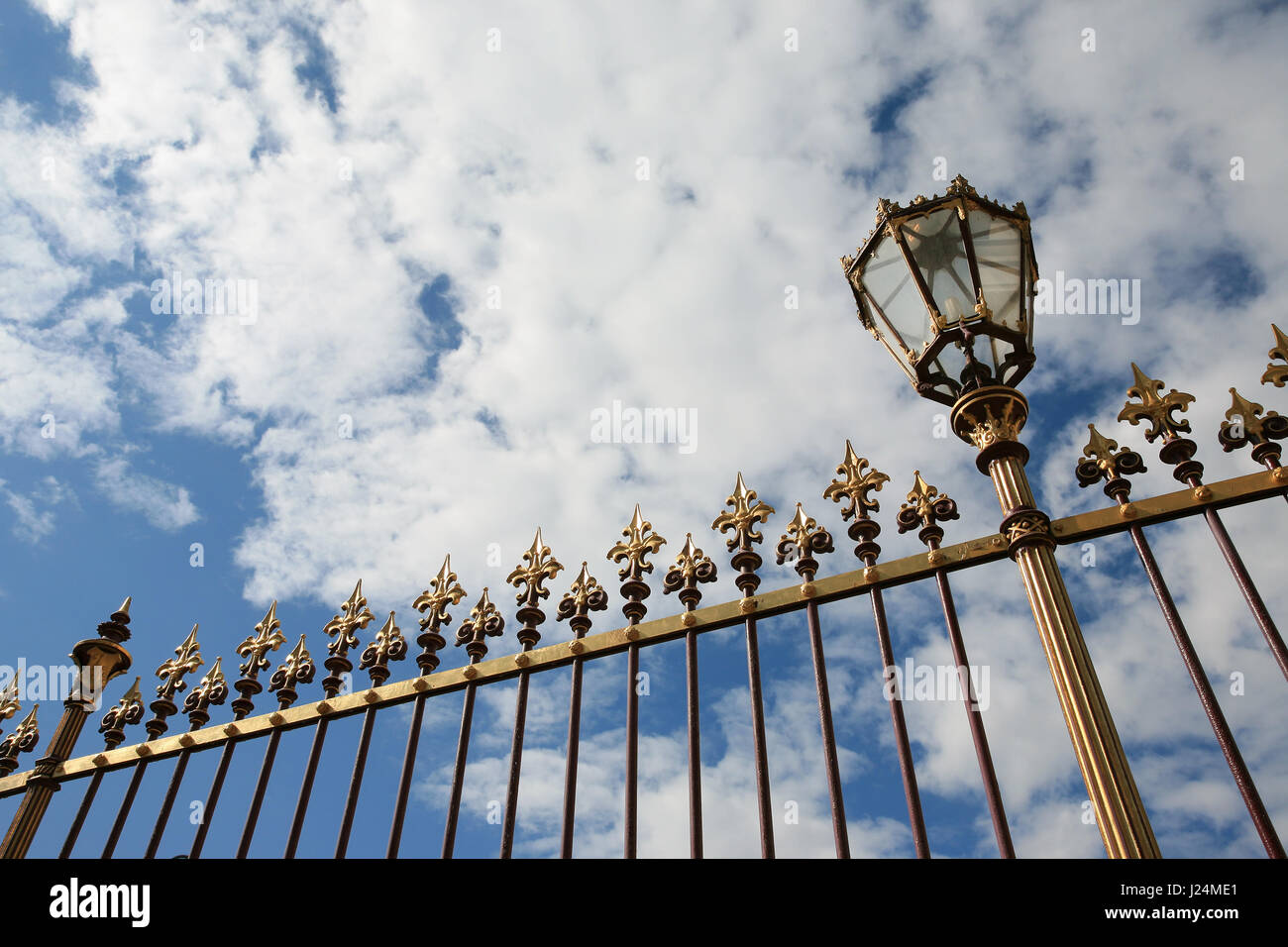 Alte goldene farbige Zaun mit Straßenlaterne in Wien Stockfoto