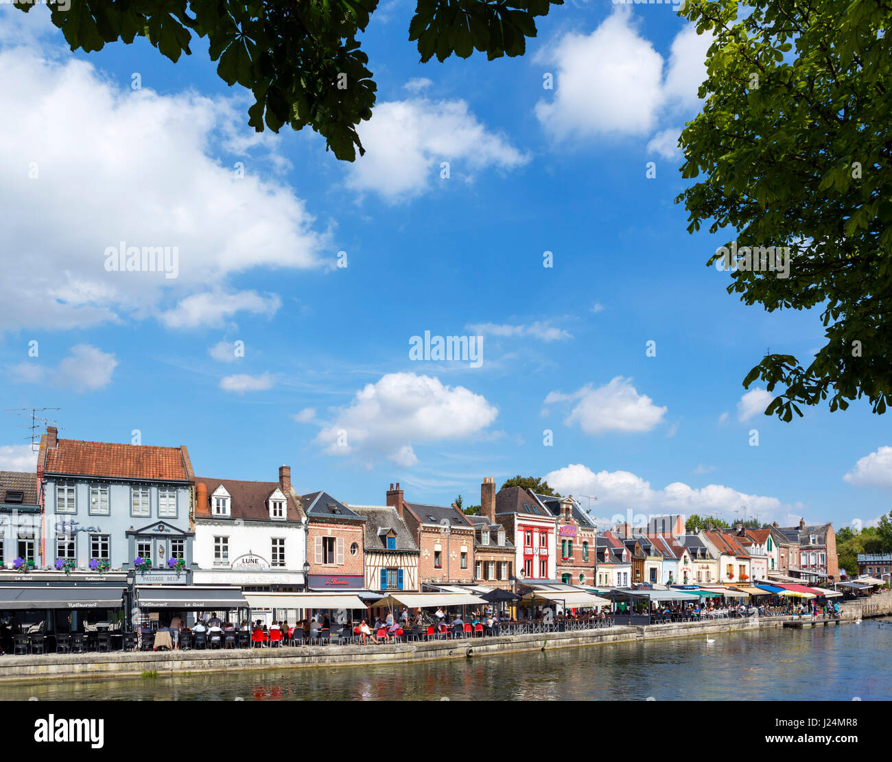 Der Fluss Somme und Quai Bleu im Quartier Saint-Leu, Amiens, Picardie, Frankreich Stockfoto