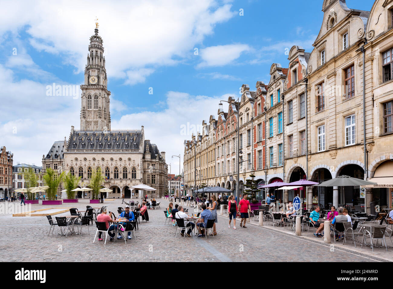 Straßencafés auf La Place des Héros mit Blick auf das Rathaus, Arras, Pas-De-Calais, Frankreich Stockfoto