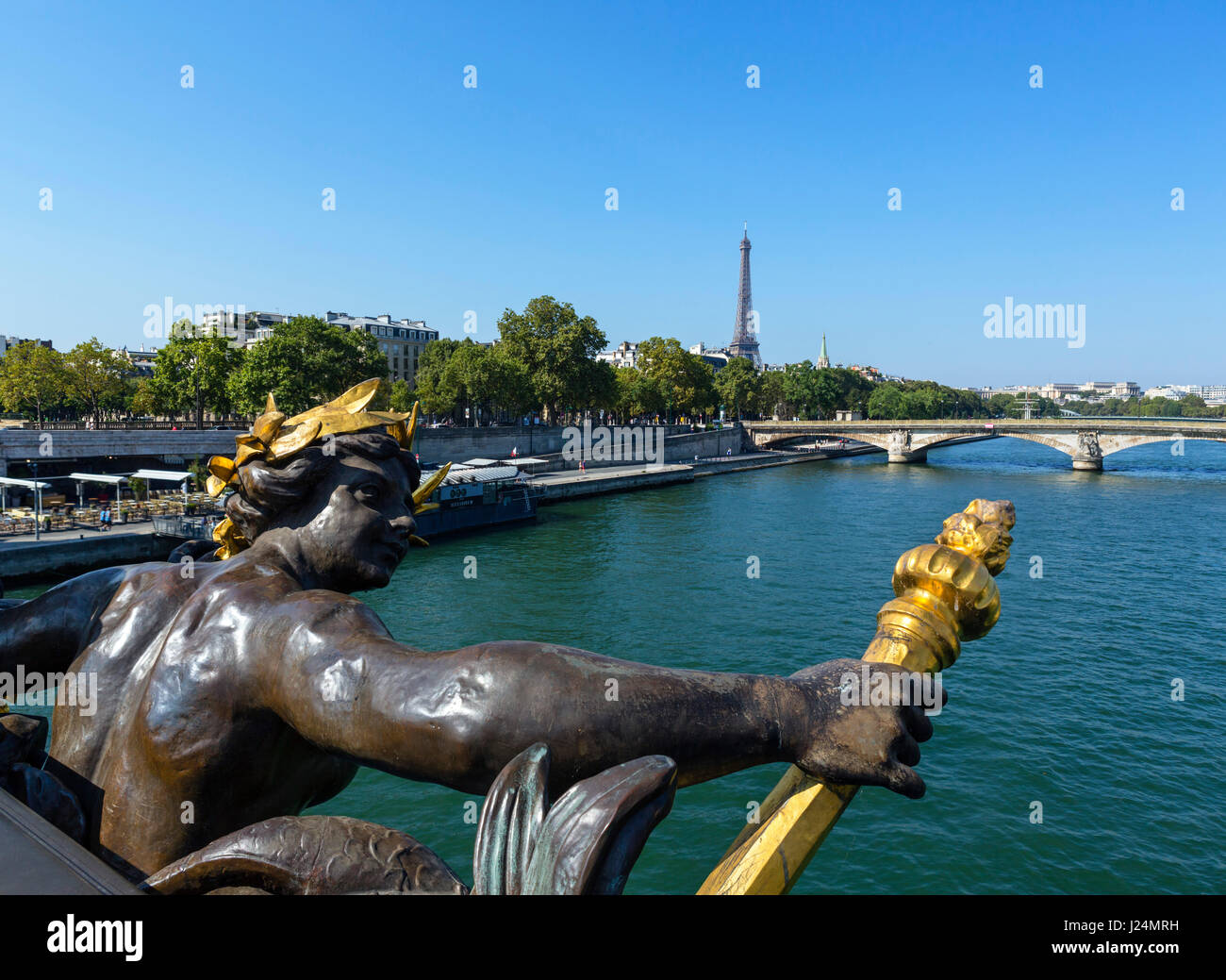 Der Fluss Seine und Eiffelturm (Tour Eiffel) von Alexander III Brücke (Pont Alexandre III), Paris, Frankreich Stockfoto