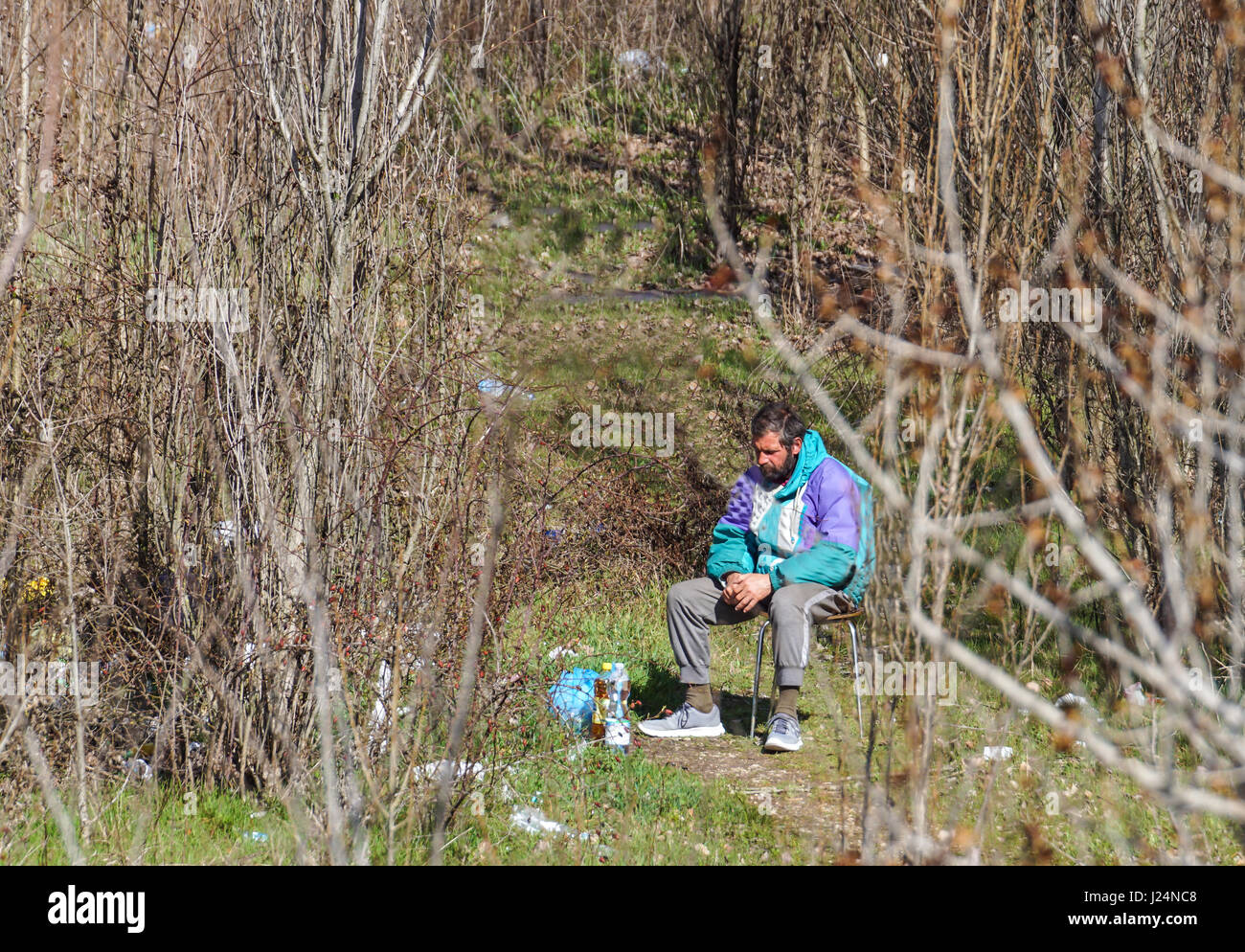 Mailand, Italien - 12. Juli 2016: Obdachloser auf Bank im Bronx Park nach dem Kampf für das Leben. Stockfoto
