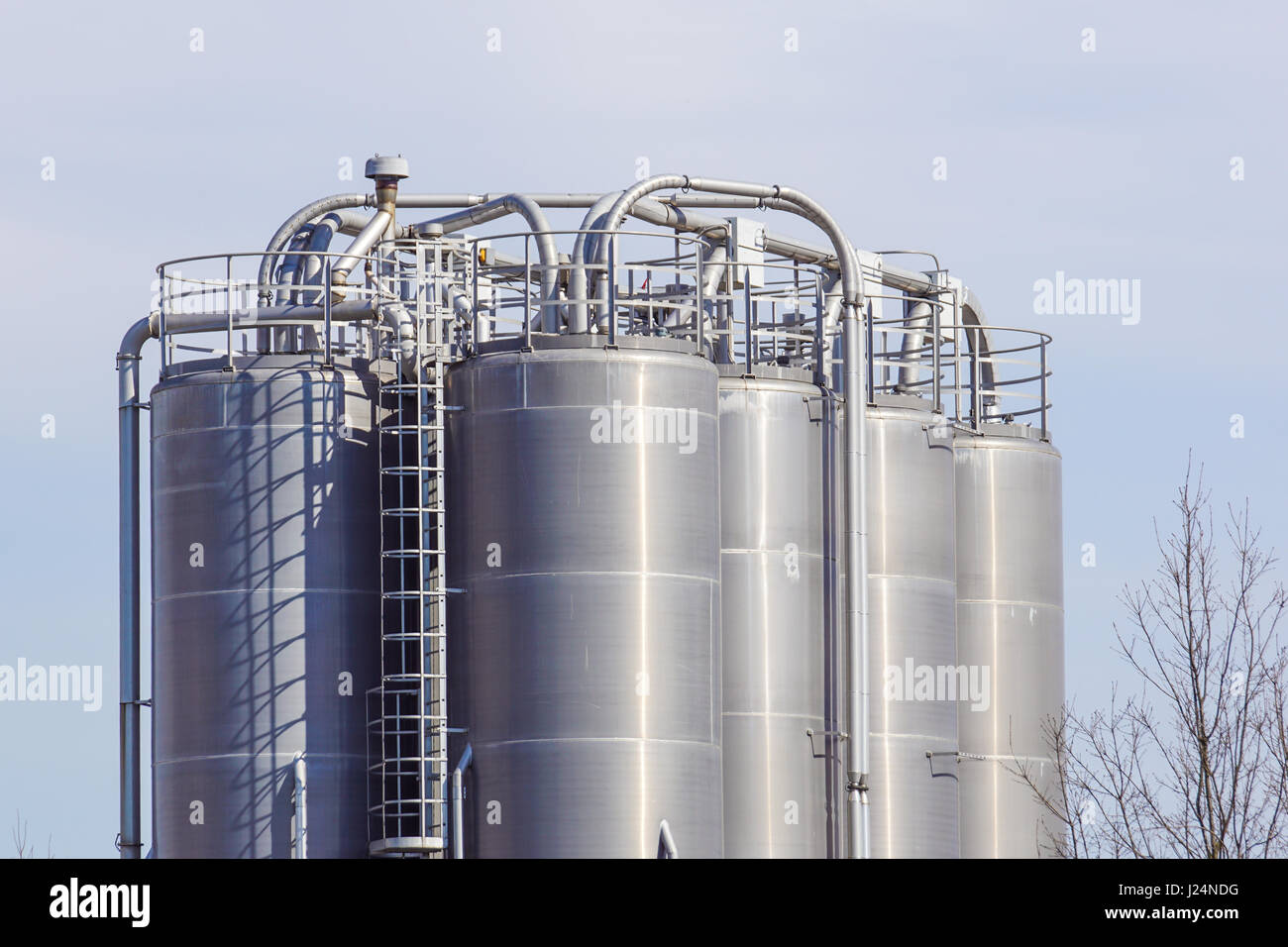 Industrielle Silos für die chemische Produktion von rostfreiem Stahl Stockfoto