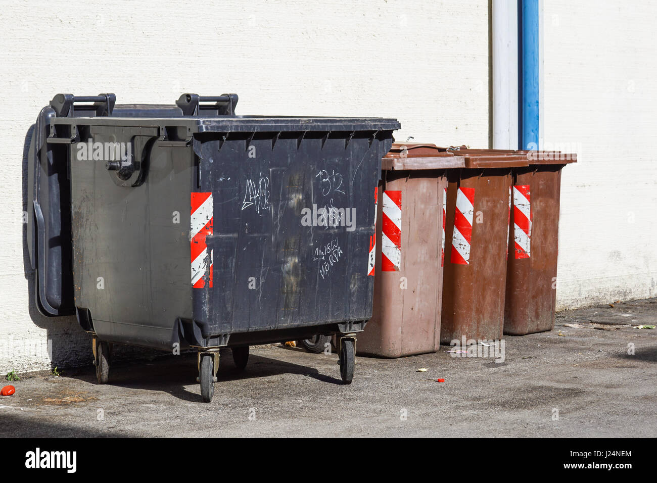 Vier farbige Mülltonnen zu helfen separaten und recyceln Stockfoto