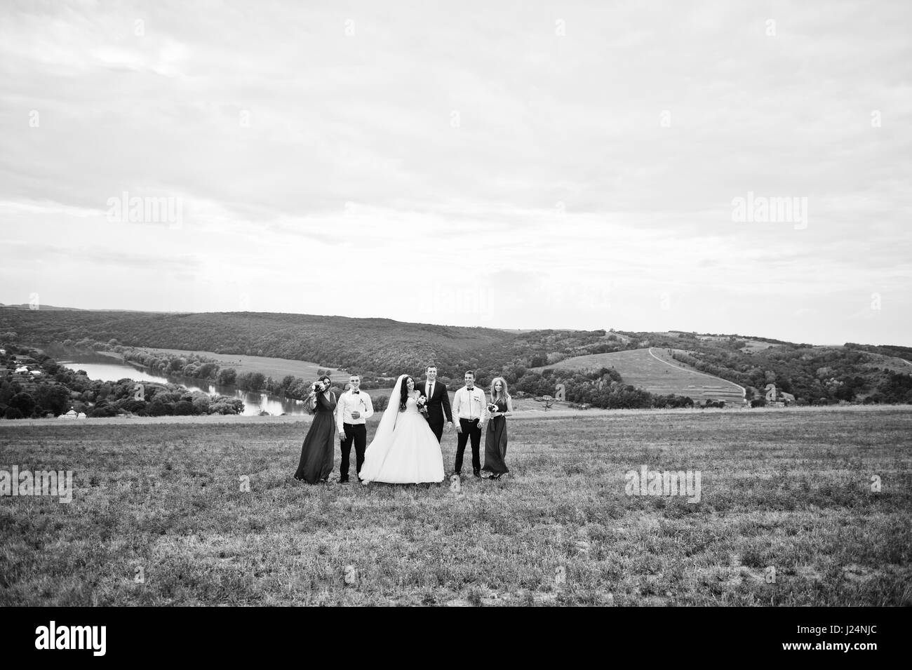 Brautpaar mit Brautjungfern und besten mans laufen im Freien. Stockfoto