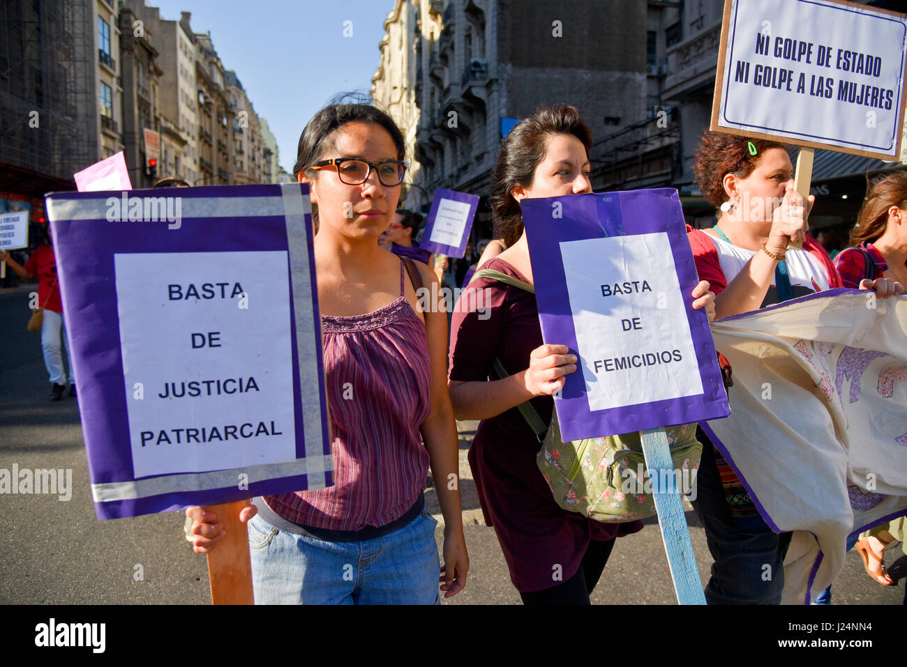Tausende von Frauen winken Banner wie sie Gewalt gegen Frauen am internationalen Tag zur Beseitigung von Gewalt gegen Frauen in Buenos Aires am 25. November 2016 protestieren. Stockfoto
