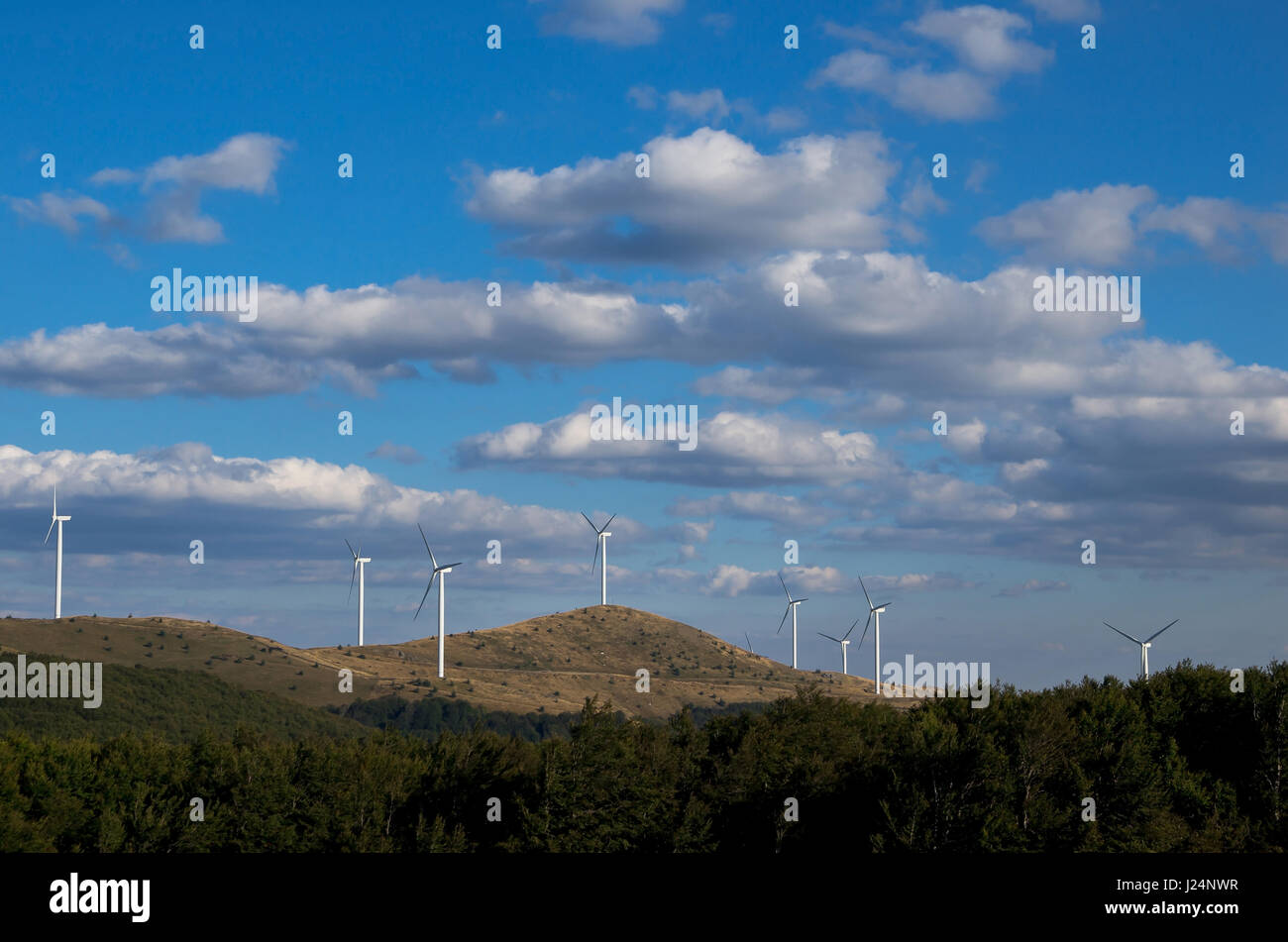 Ökostrom. Erneuerbare Energien. Windkraftanlagen zur Stromerzeugung. Stockfoto
