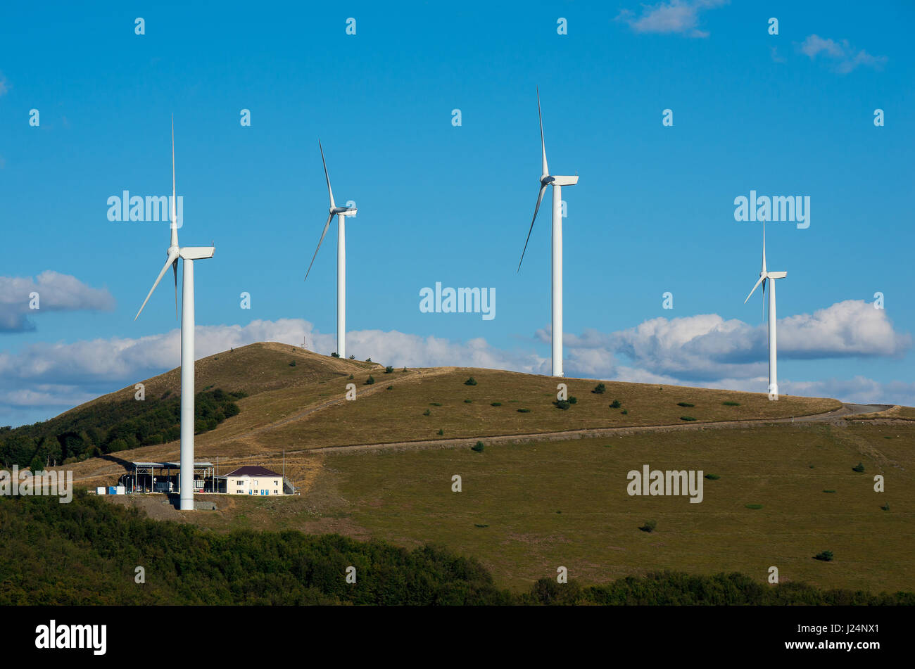 Ökostrom. Erneuerbare Energien. Windkraftanlagen zur Stromerzeugung. Stockfoto