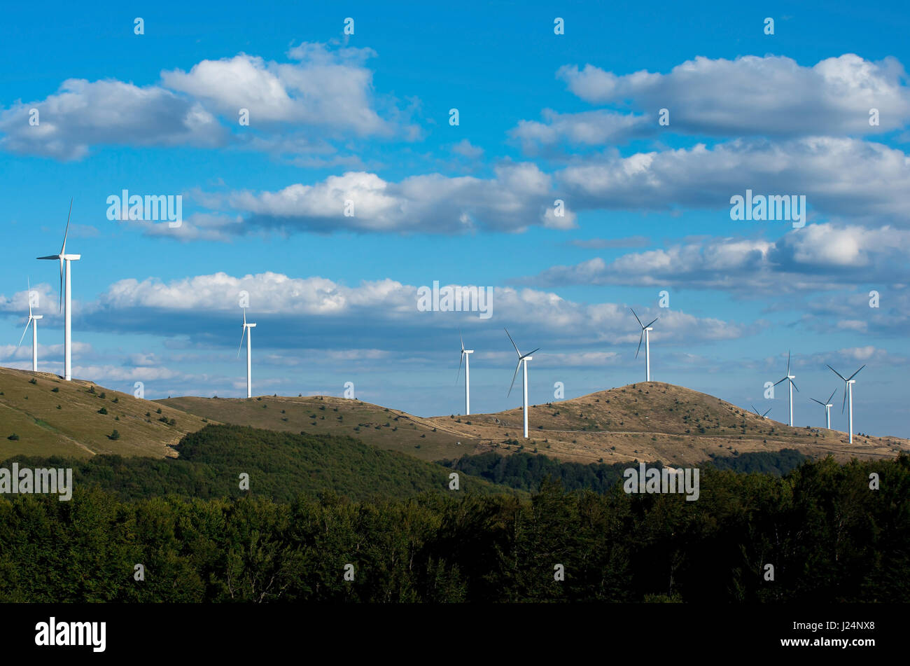 Ökostrom. Erneuerbare Energien. Windkraftanlagen zur Stromerzeugung. Stockfoto
