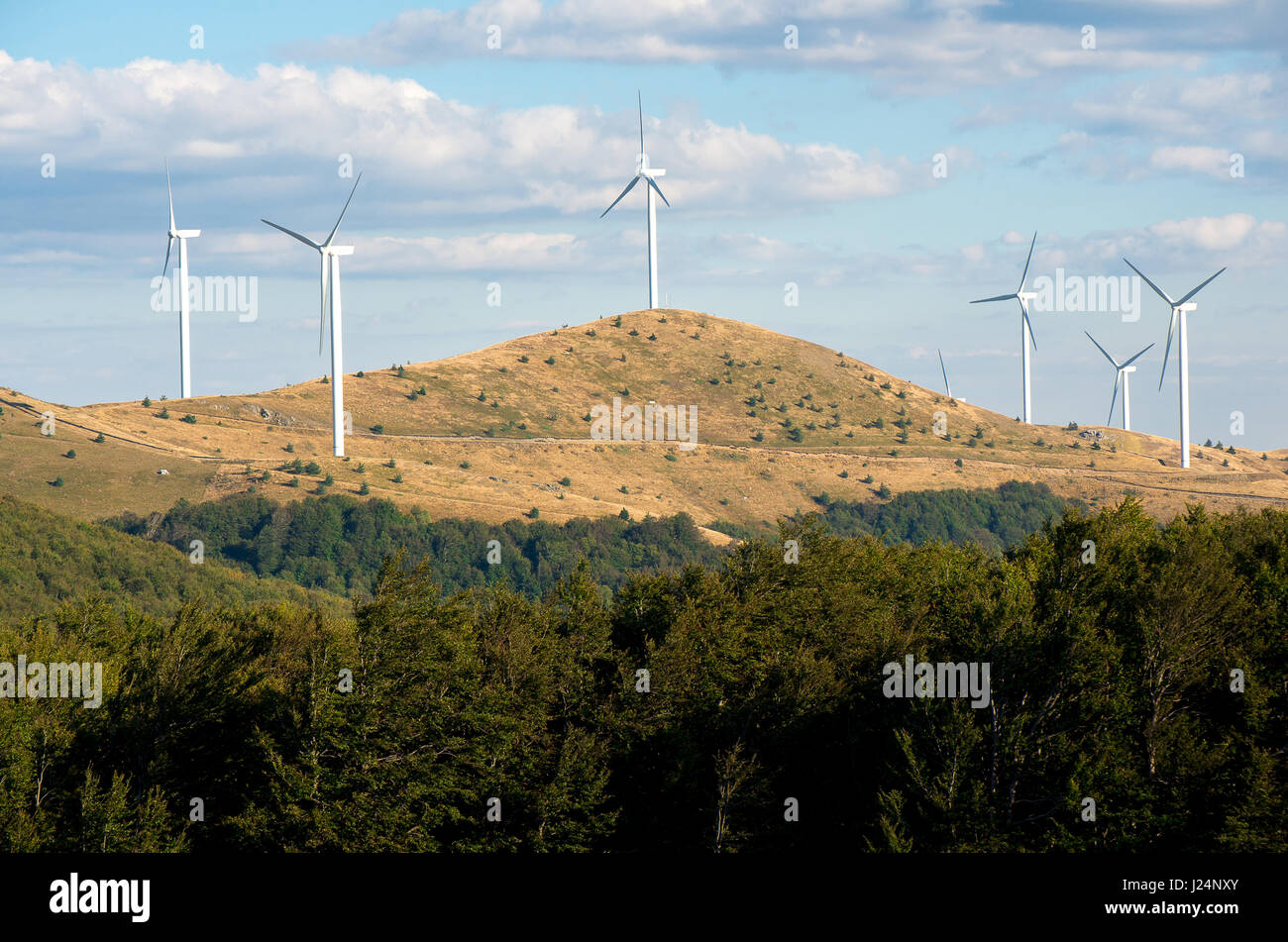 Horizontale Windkraftanlagen.  Erneuerbare Energien. Strom aus Wind zu erhalten. Erhaltung der Natur. Stockfoto