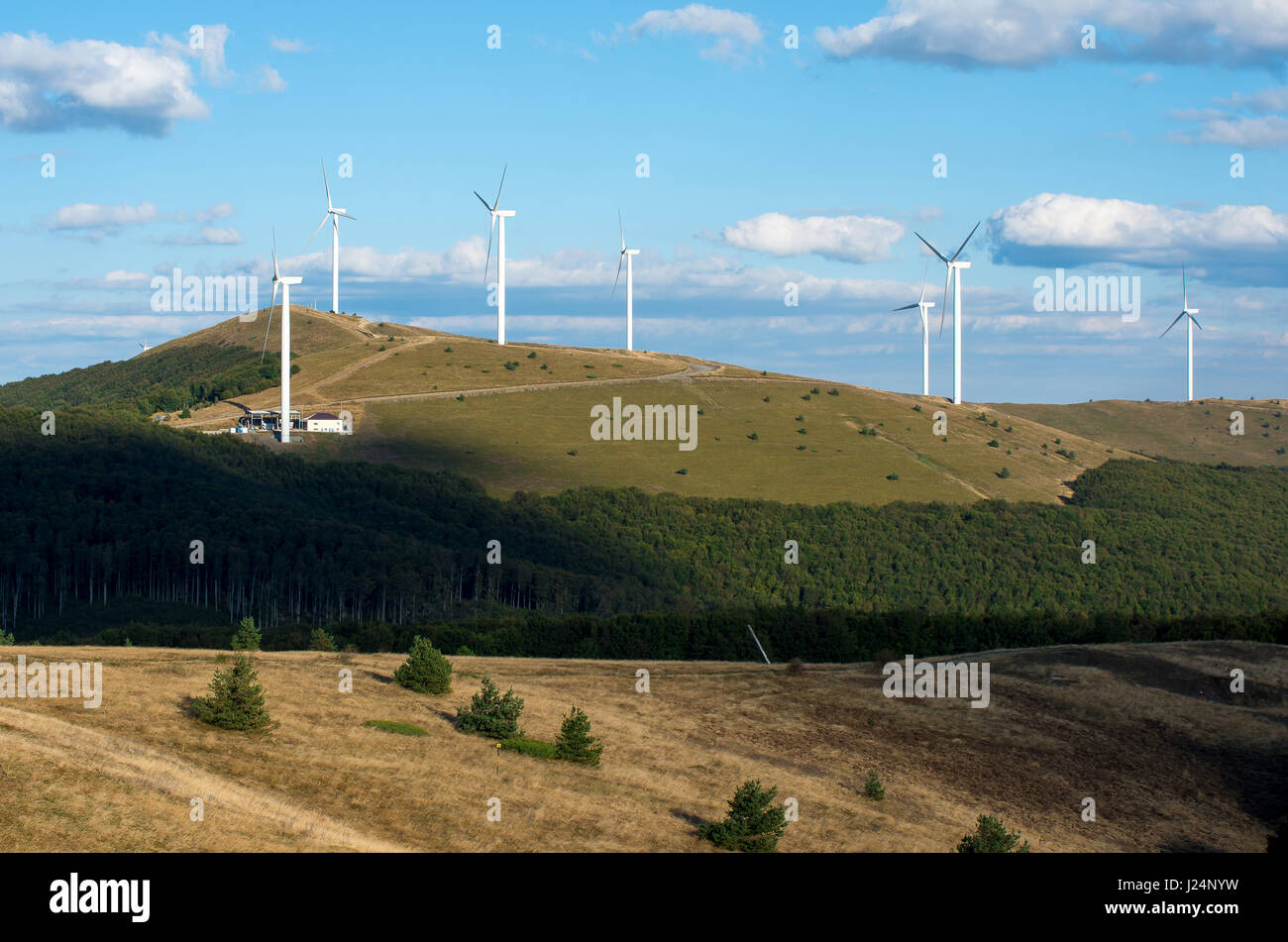 Horizontale Windkraftanlagen.  Erneuerbare Energien. Strom aus Wind zu erhalten. Erhaltung der Natur. Stockfoto