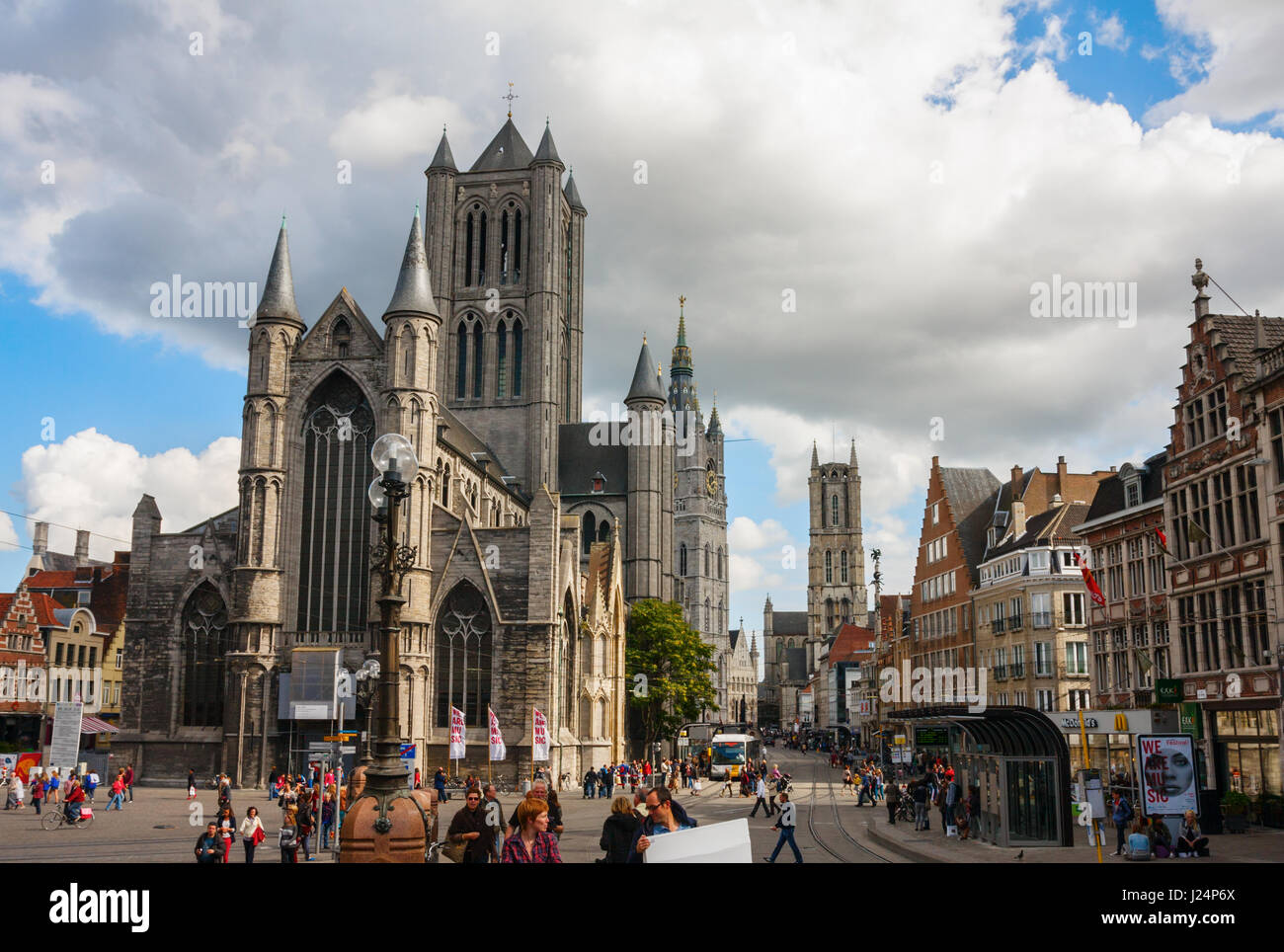 Blick auf das alte Gent Zentrum mit dem Cataloniestraat Saint-Nicholas, Kirche, Glockenturm und der Kathedrale Saint Bavo unter einem bewölkten Himmel. Belgien. Stockfoto
