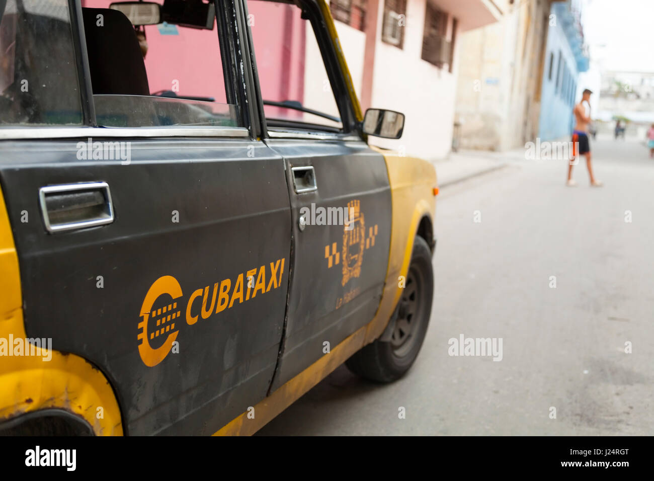 Eine Nahaufnahme von einem offiziellen kubanischen Taxi in Havanna, Kuba. Stockfoto