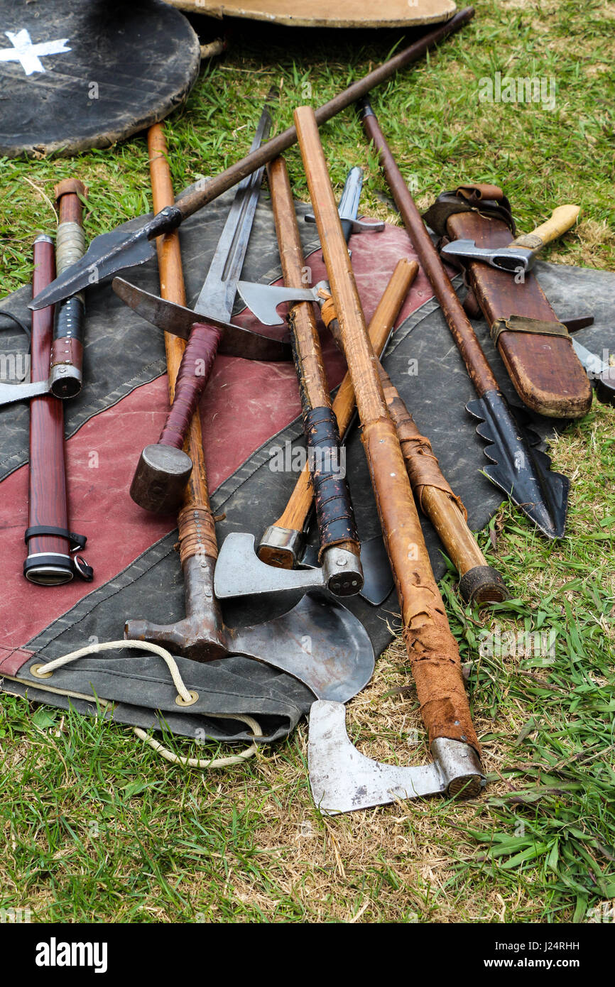 Sammlung von mittelalterlichen Zeit Waffen Stockfoto