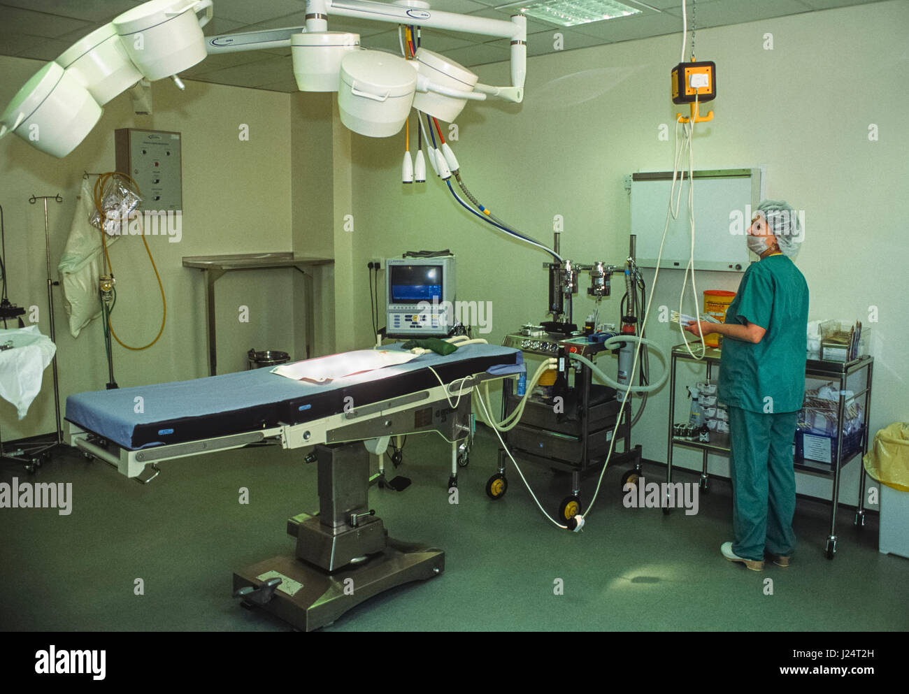 Eine Tierarzthelferin bereitet einem Operationssaal im blauen Kreuz Animal Hospital, Victoria, London, Vereinigtes Königreich Stockfoto