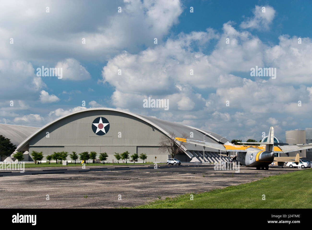 Große Flugzeuge stehen außerhalb des nationalen Museums der United States Air Force auf der Wright-Patterson Air Force Base in Dayton, Ohio. Stockfoto