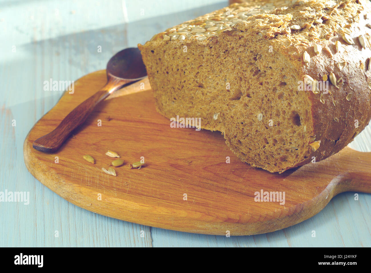 Bio-Lebensmittel Brot hausgemachte Vollkorn gesunde Ernährung. Lecker Bäcker Essen Nahaufnahme. Rustikales Brot essen. Stockfoto