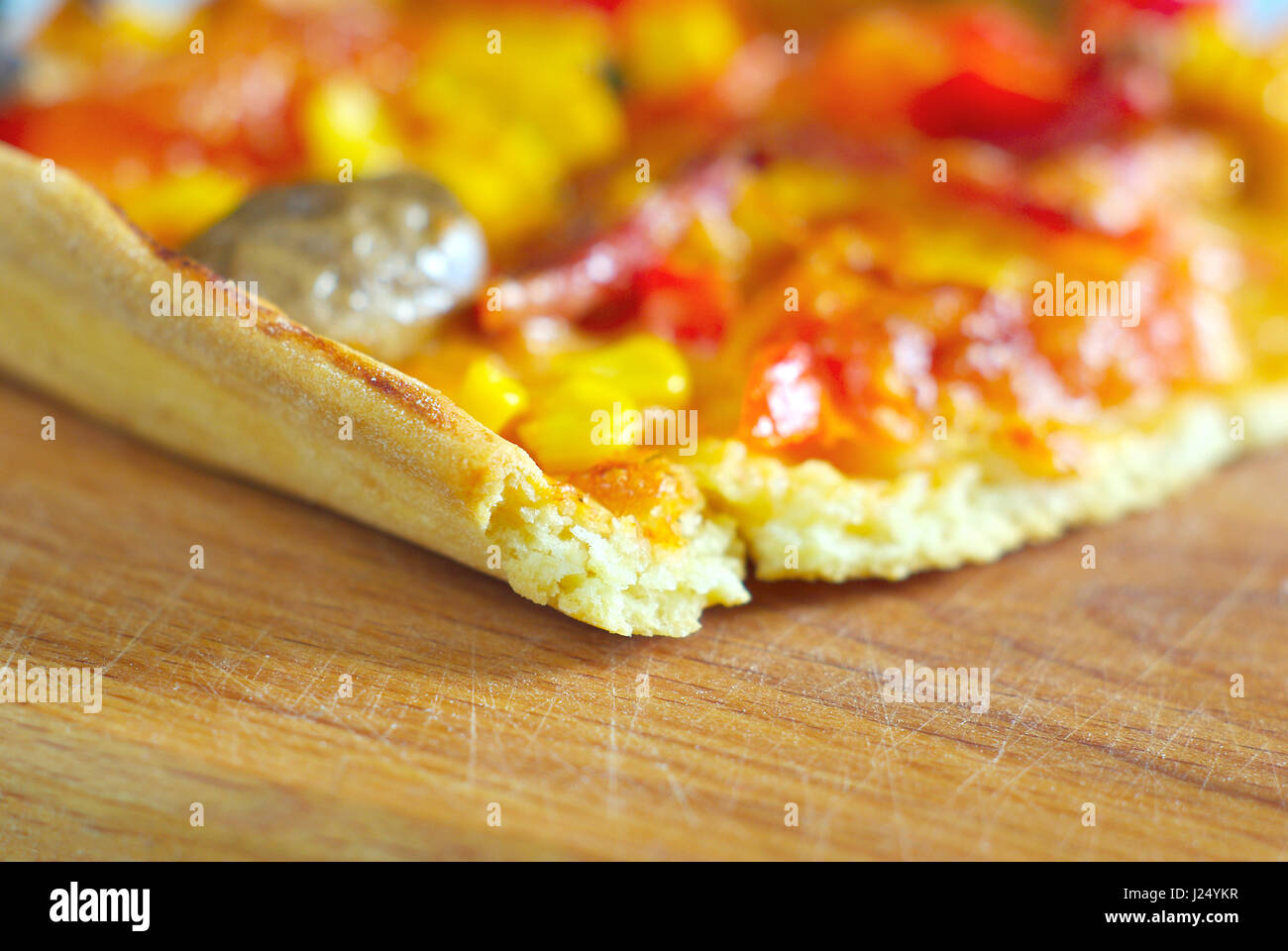 Traditionelle Pizza essen. Gebackenen Snack hausgemachtes Essen. Lecker kochen Nahaufnahme. Pilz-Tomaten-Gemüse-Ingredients. Stockfoto