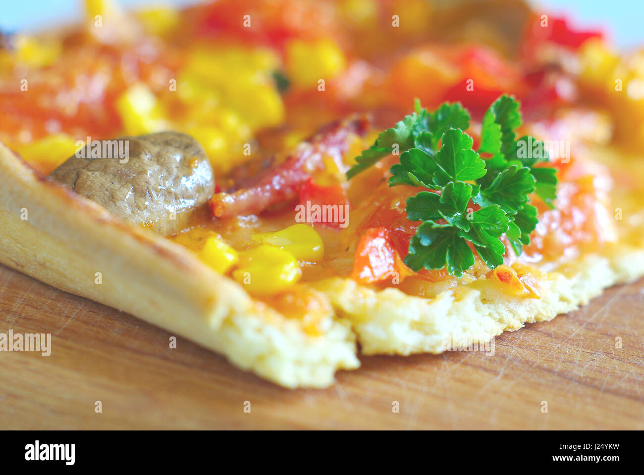 Gebackenen Snack hausgemachtes Essen. Traditionelle Pizza mit Gewürz Blatt traditionelle Speisen. Grüne Kraut Kochen Closeup. Pilz-Tomaten-Gemüse-Ingredients. Stockfoto