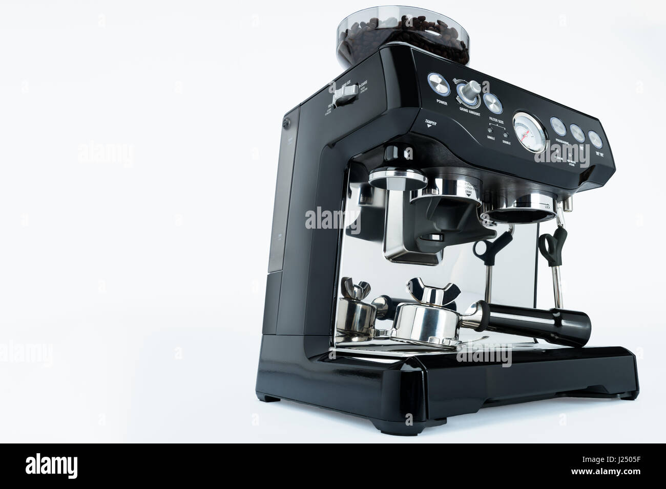 Isolierte schwarze manuelle Kaffeemaschine mit Mahlwerk auf weißem Hintergrund, Seitenansicht Stockfoto Isolierte schwarze manuelle Kaffeemaschine mit Mahlwerk auf weißem Hintergrund, Seitenansicht Stockfoto