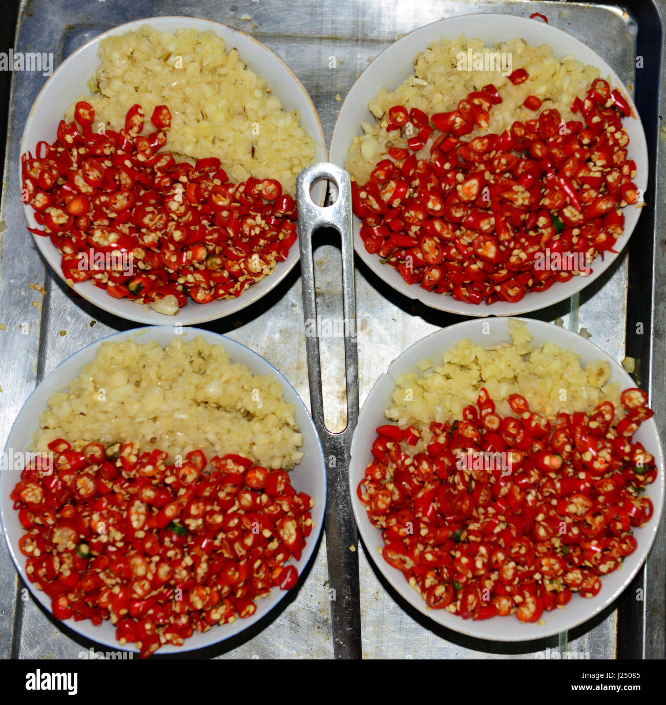 Rote Chilis und Knoblauch sind wichtige Bestandteile in der vietnamesischen Küche. Stockfoto