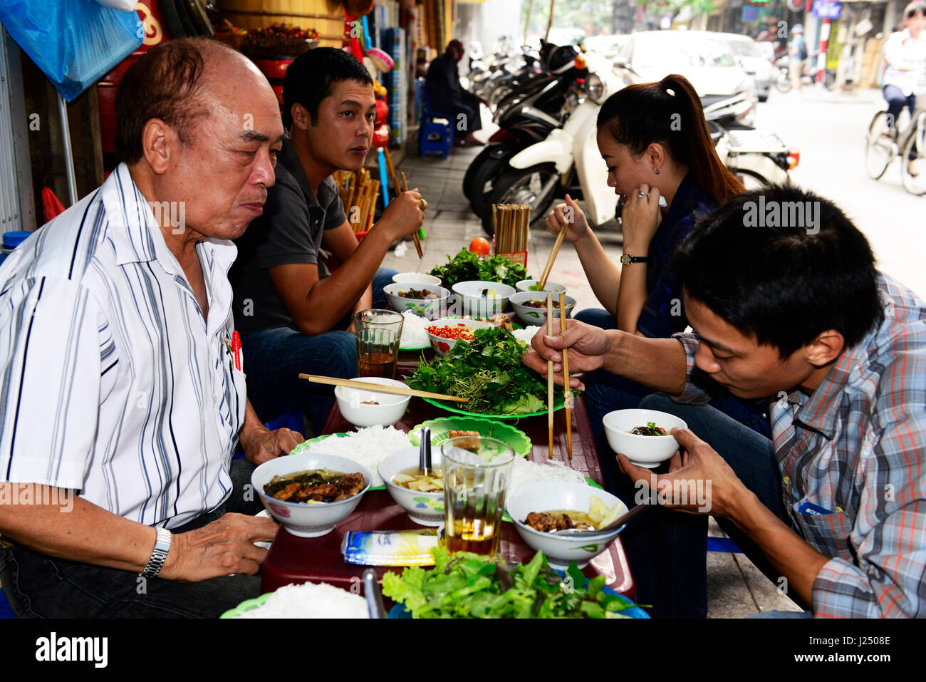 Bún Cha ist eines der beliebtesten Gerichte Hanois. Bún Cha ist eine Schüssel oder Reis Nudeln mit gegrilltem Schweinefleisch Schnitzel. Es ist mit Krabben Frühlingsrollen serviert. Stockfoto